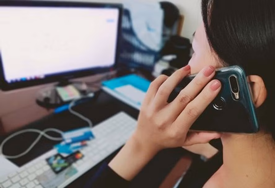 Người dân và các cơ sở y tế cần đặc biệt cảnh giác với các cuộc gọi yêu cầu chuyển tiền từ người tự xưng là cán bộ Sở Y tế (Ảnh minh họa).