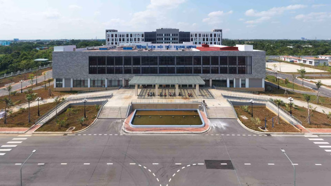Phía trước tòa nhà chính của Bệnh viện Nội tiết Trung ương (cơ sở Phía Nam). Ảnh: Anh Tú