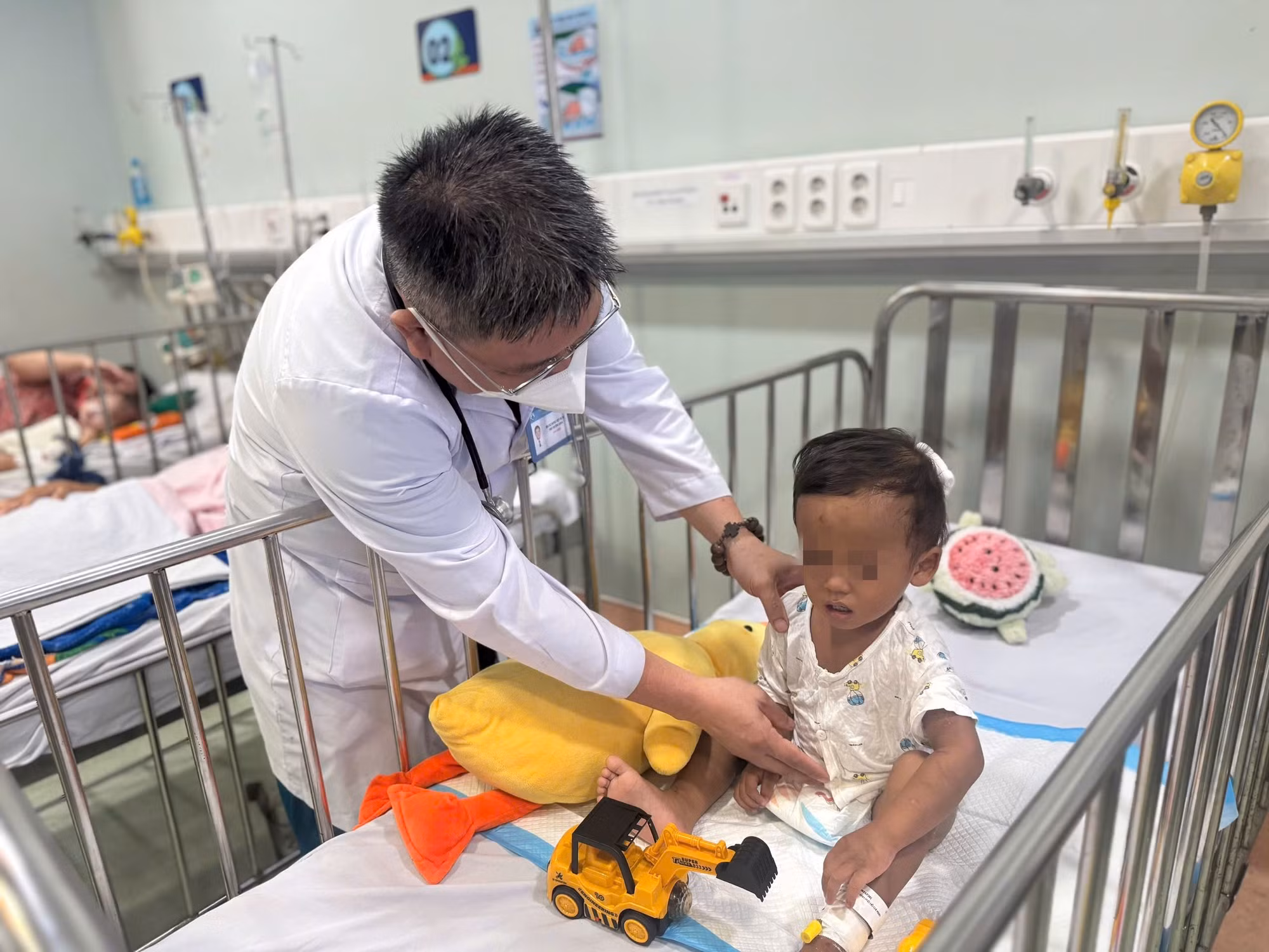 Nỗ lực điều trị tích cực của các bác sĩ đã giúp bệnh nhi vượt qua giai đoạn nguy kịch.