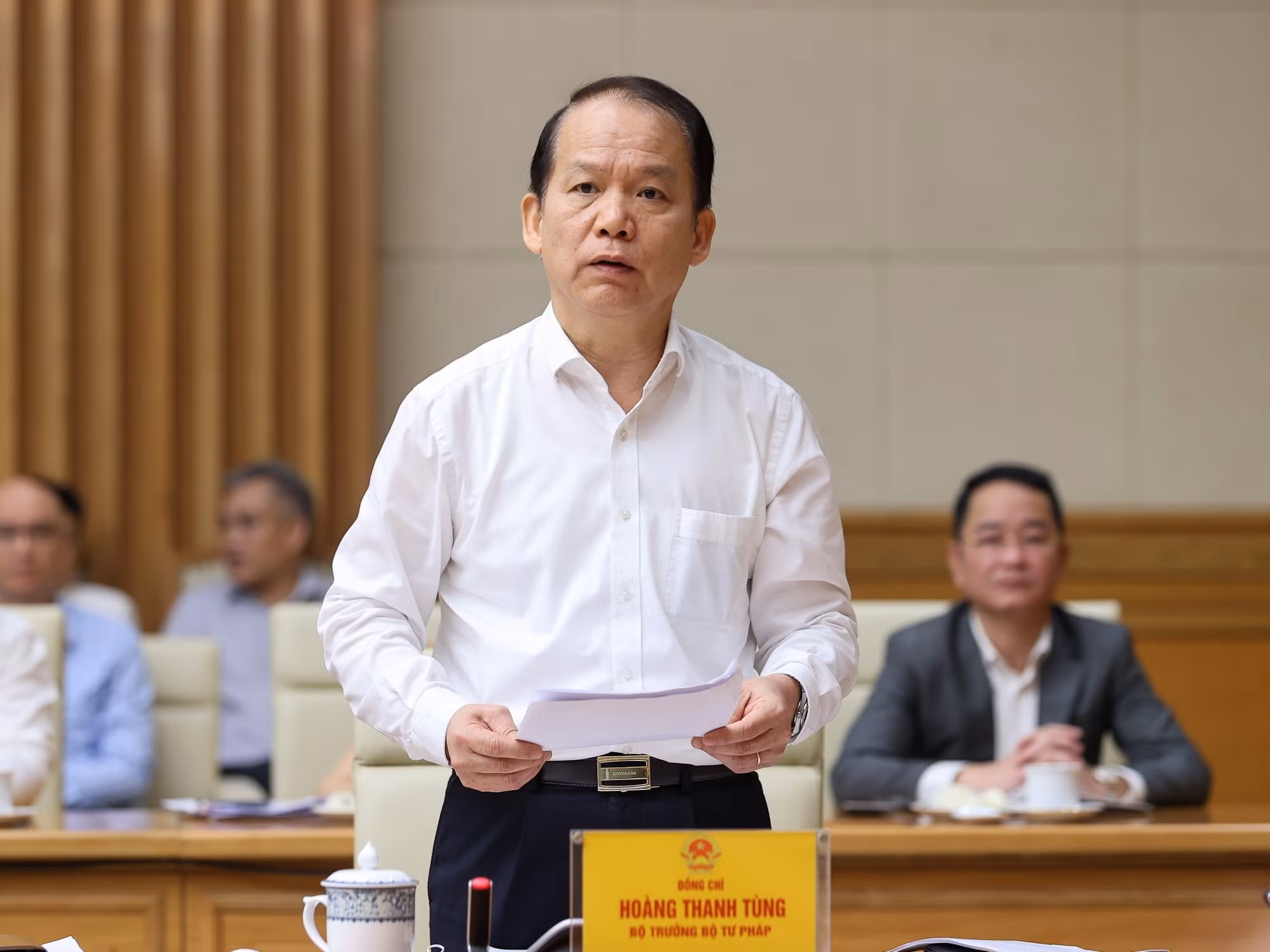 Bộ trưởng Bộ Tư pháp Hoàng Thanh Tùng báo cáo về tiến độ thực hiện nhiệm vụ. Ảnh: VGP