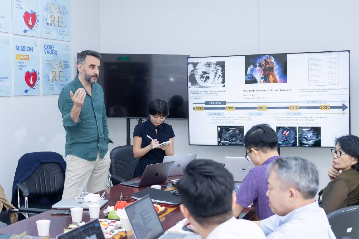 Các giáo sư hàng đầu trực tiếp chuyển giao kiến thức và kỹ thuật can thiệp bào thai hiện đại.