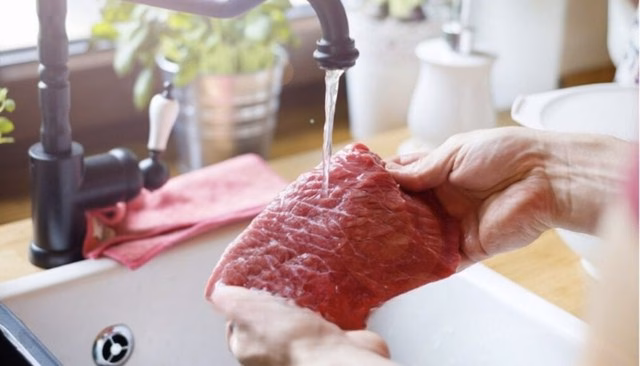Vi khuẩn từ nhà vệ sinh dễ dàng bám vào điện thoại và phát tán ra môi trường