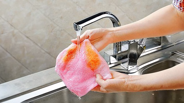 Vi khuẩn từ bồn cầu có thể bám vào bàn chải đánh răng nếu không đậy nắp khi xả