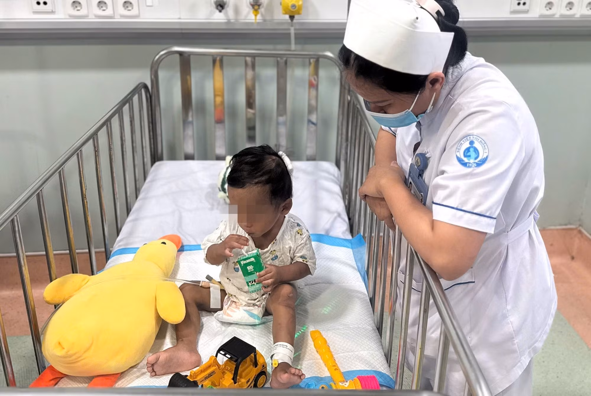 Sự chăm sóc ân cần từ đội ngũ y tế giúp bé dần ổn định tâm lý sau sang chấn.