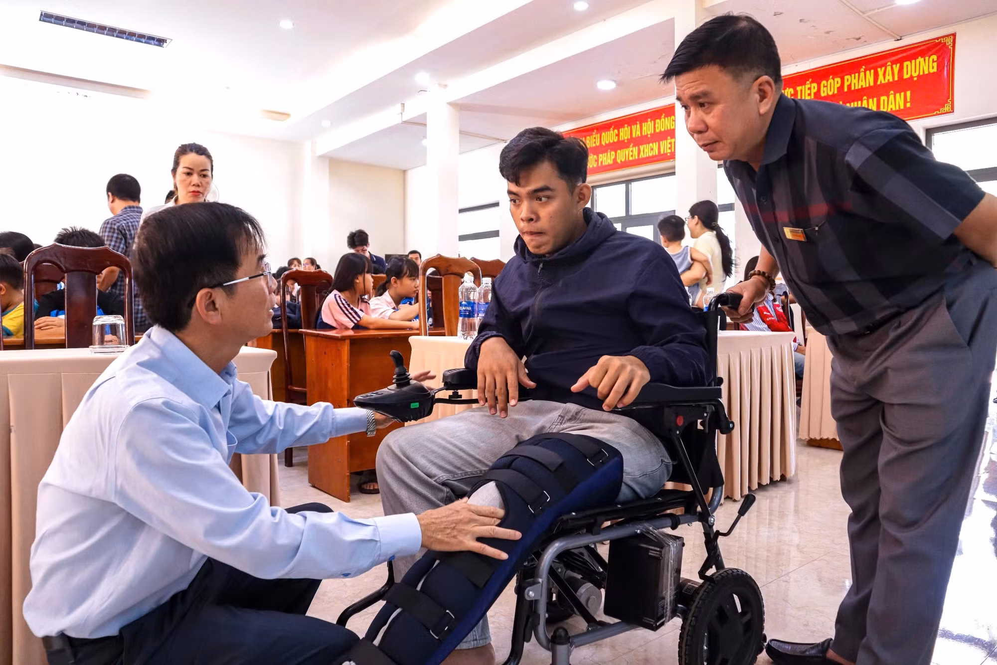 Đại diện lãnh đạo bệnh viện tận tình hỏi thăm và hướng dẫn cách chăm sóc chuyên sâu khi bị đứt dây chằng ở chân cho đối tượng tại trung tâm.