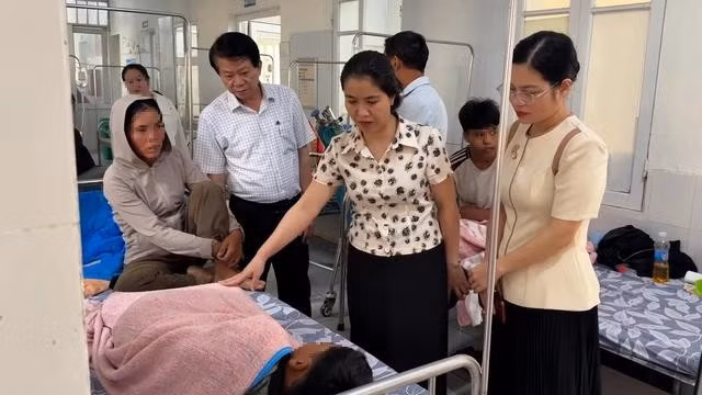 Lãnh đạo địa phương thăm hỏi, động viên các bệnh nhân nghi ngộ độc.