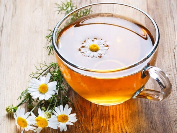 Trà hoa cúc là một trong những loại trà giải độc gan hiệu quả, giúp giảm viêm và cải thiện giấc ngủ. Ảnh: Như An