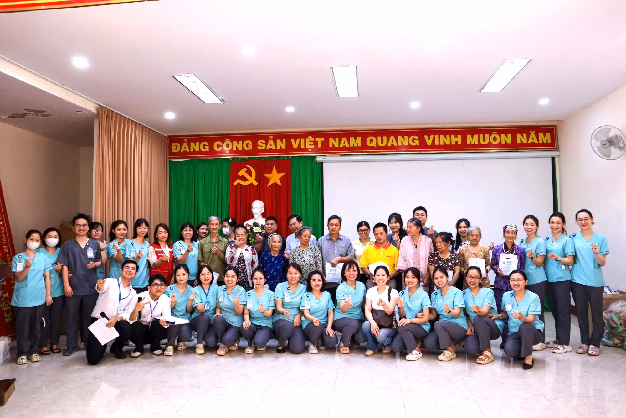 Những phần quà ý nghĩa được trao tận tay trẻ em và người đang được chăm sóc, mang lại niềm vui và động lực tinh thần to lớn.